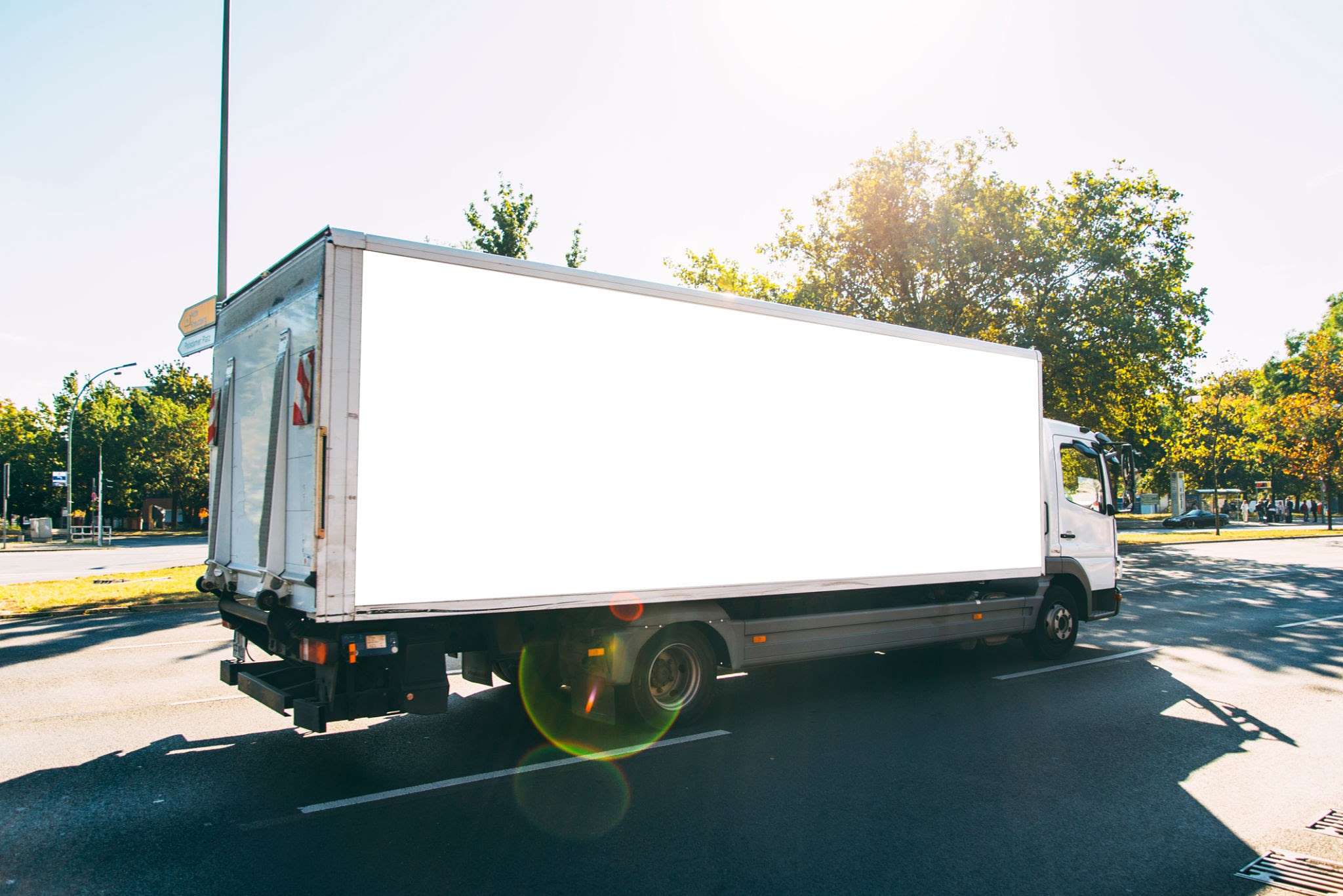 Sorgfältige Sicherung von Möbeln im Transporter